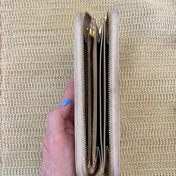 LOUIS VUITTON VERNIS Yellow Zippy Wallet - Picture 6 of 10